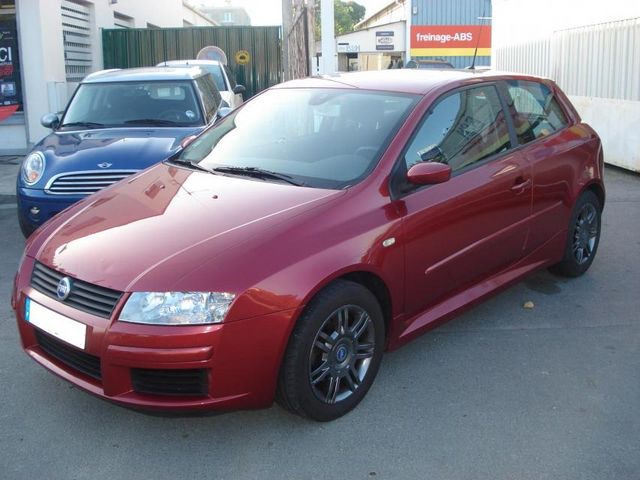 voiture FIAT STILO 01 07 2002 Metallic Bordeaux lieu