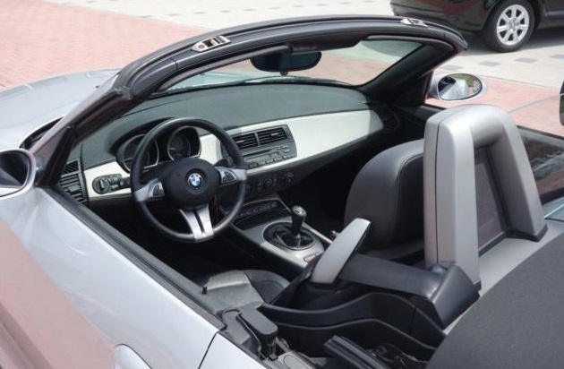 Left hand drive car BMW Z4 (01/05/2005) - 