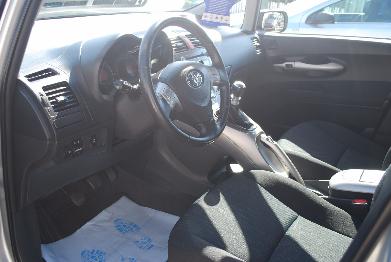 Left hand drive car TOYOTA AURIS (01/06/2008) - 