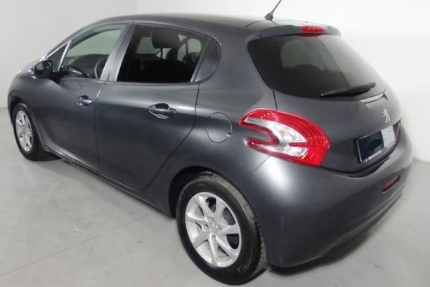 Left hand drive PEUGEOT 208 STYLE 1.4 HDi 68