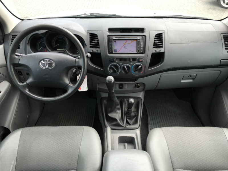 Left hand drive TOYOTA HILUX D4D LOW MILEAGE SATNAV