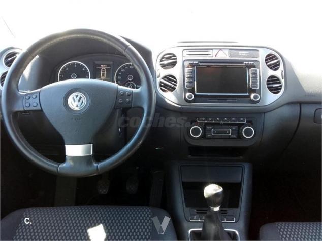 Left hand drive car VOLKSWAGEN TIGUAN (01/04/2010) - 