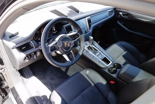 Left hand drive car PORSCHE MACAN (01/08/2016) - 