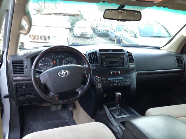 Left hand drive TOYOTA LANDCRUISER V8 EXECUTIVE