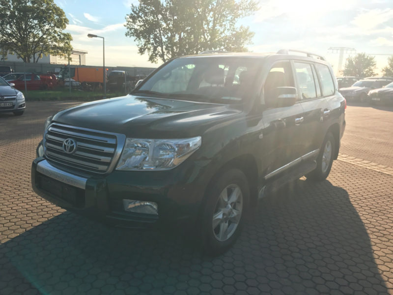 Left hand drive TOYOTA LANDCRUISER VX.R V8 5.7