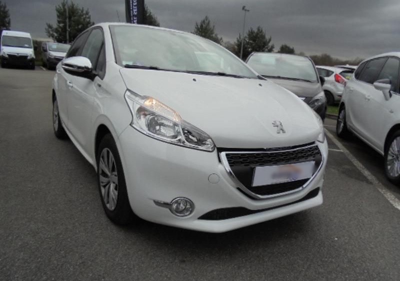 Left hand drive PEUGEOT 208  1.2 PureTech Style FRENCH REG