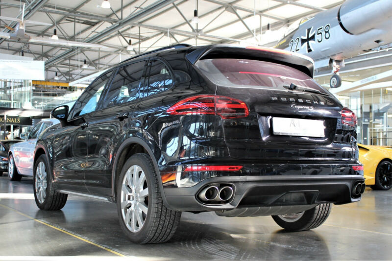 Left hand drive car PORSCHE CAYENNE (01/10/2014) - 