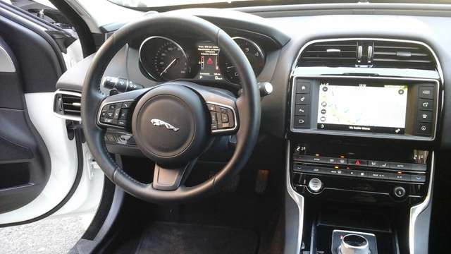 Left hand drive JAGUAR XE  2.0 D automatica . Navi R Line