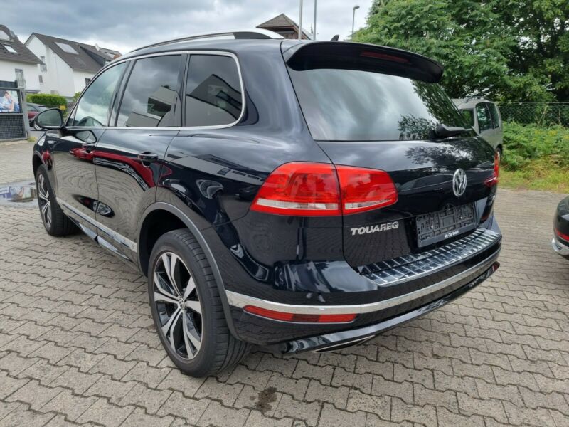 Left hand drive VOLKSWAGEN TOUAREG V6 TDI BMT R Line Exclusive 4Motion