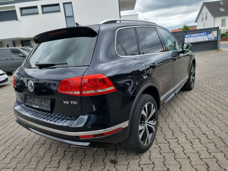 Left hand drive car VOLKSWAGEN TOUAREG (03/01/2018) - 