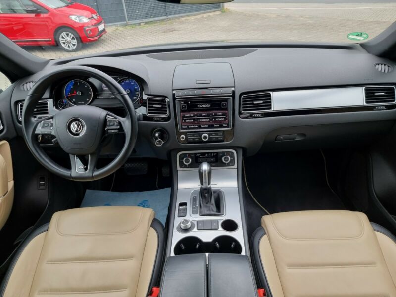 left hand drive VOLKSWAGEN TOUAREG (03/01/2018) -  