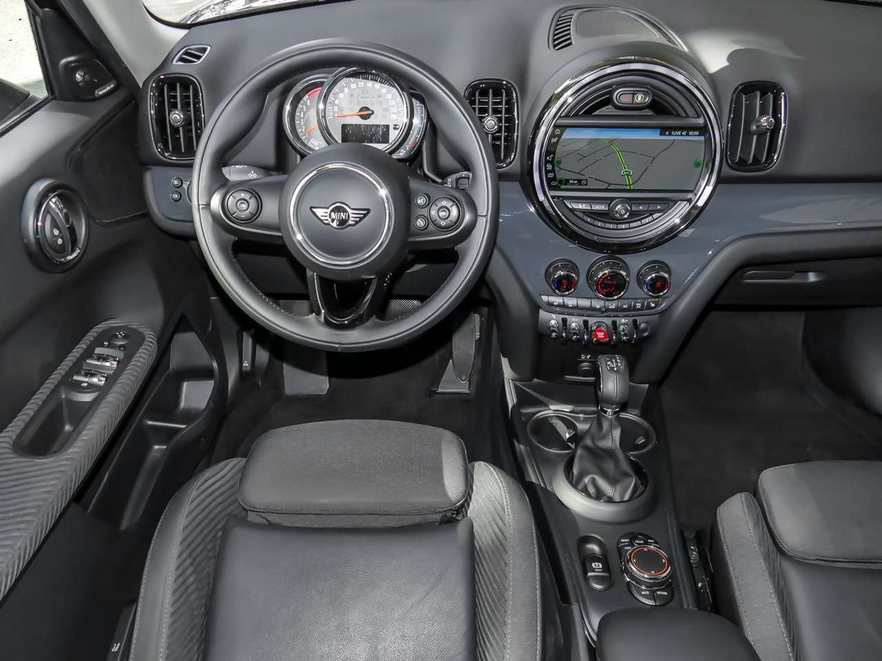 Left hand drive car MINI COUNTRYMAN (01/06/2018) - 