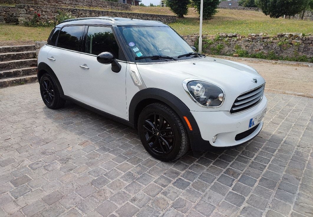 Left hand drive MINI COUNTRYMAN 1.6 AUTO FRENCH REG