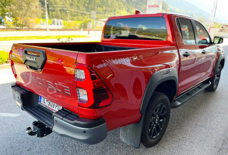 Left hand drive TOYOTA HILUX Hilux 2,8l Invincible A/T Double-Cab