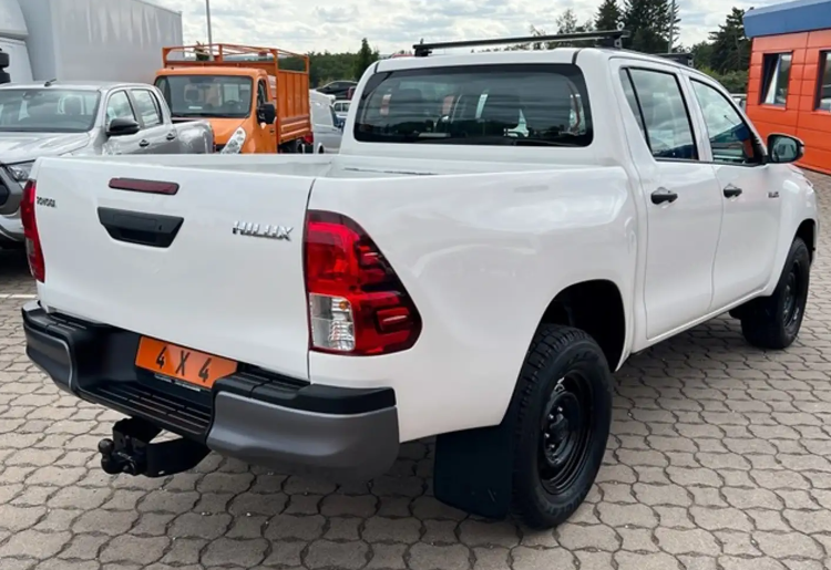 Left hand drive TOYOTA HILUX 2.4 D-4D Double Cab Duty 4x4 AHK SHZ Klima