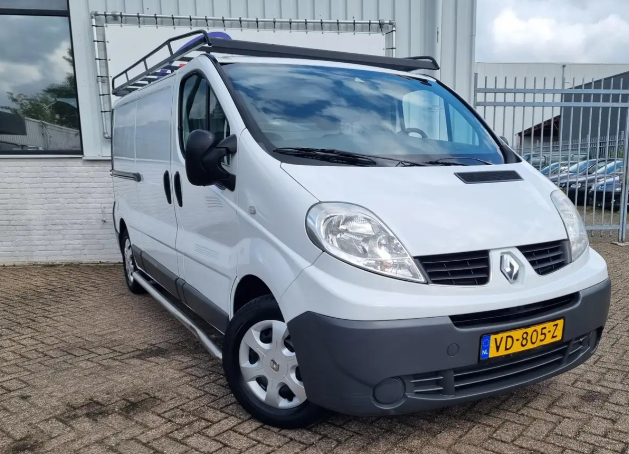 Left hand drive RENAULT TRAFIC 2.0 dCi T29 L2H1