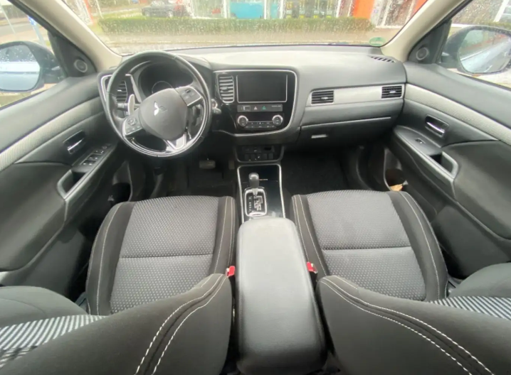 Left hand drive car MITSUBISHI OUTLANDER (01/10/2017) - 