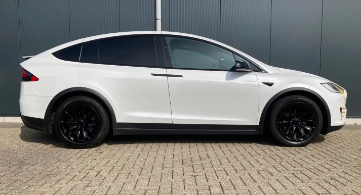 TESLA Model X (01/08/2017) - 