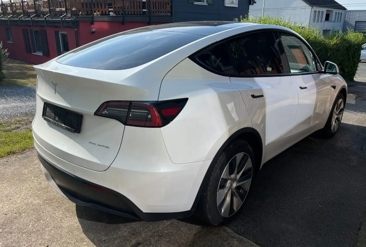 Left hand drive car TESLA MODEL Y (01/11/2021) - 