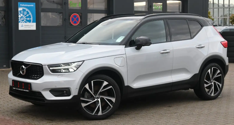 Left hand drive VOLVO XC40 T5 Twin Engine R-Design