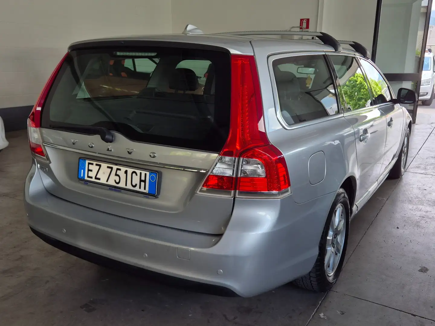 Left hand drive VOLVO V70 V70 2.0 d3 Polar