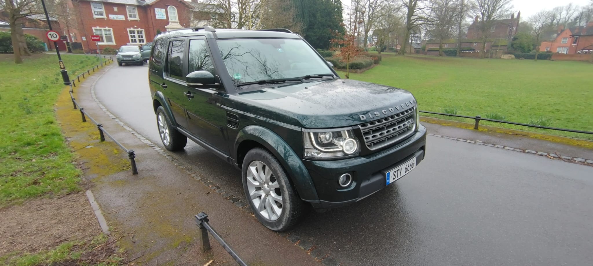 Left hand drive LANDROVER DISCOVERY 7 SEATS HSE TD