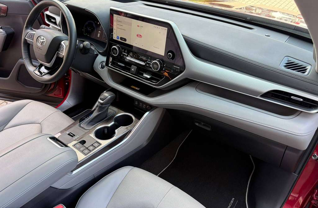 Left Hand Drive TOYOTA HIGHLANDER gallery photo