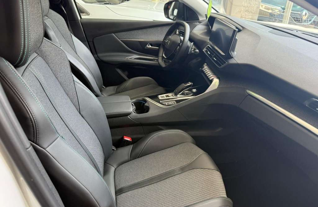 Left Hand Drive PEUGEOT 3008 gallery photo