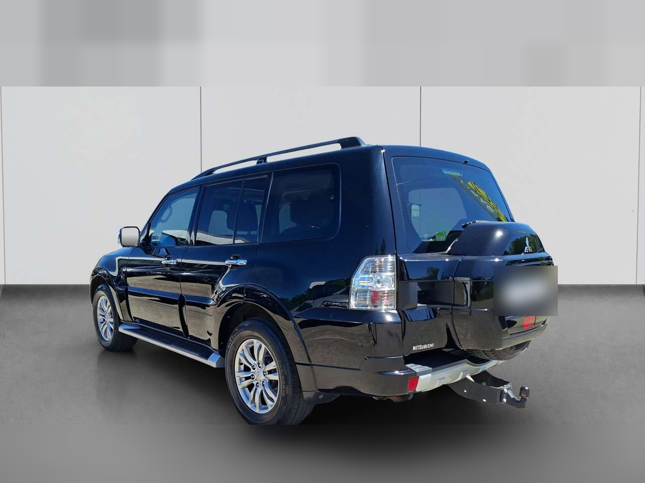 Left Hand Drive MITSUBISHI PAJERO gallery photo