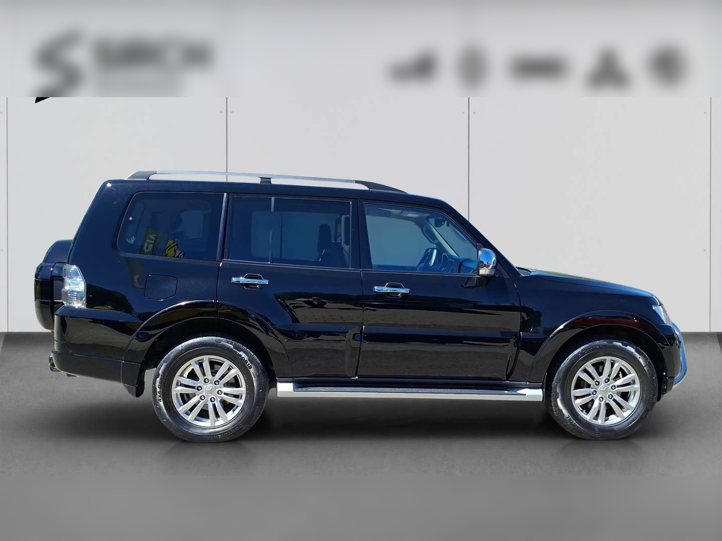 Left Hand Drive MITSUBISHI PAJERO gallery photo