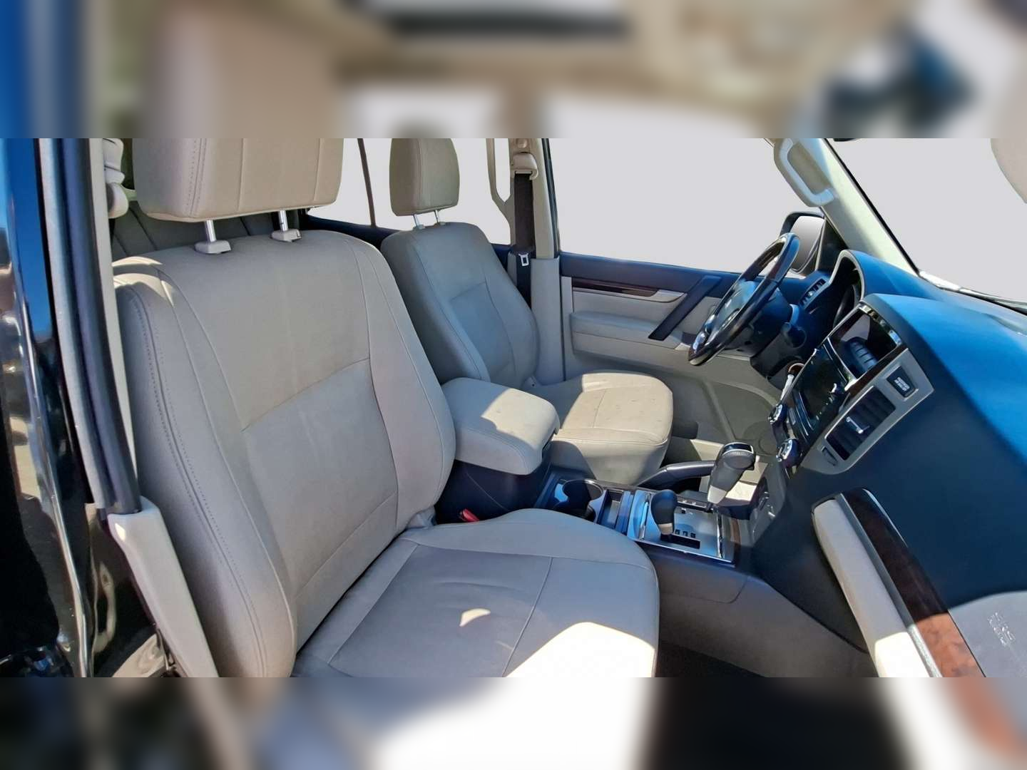 Left Hand Drive MITSUBISHI PAJERO gallery photo