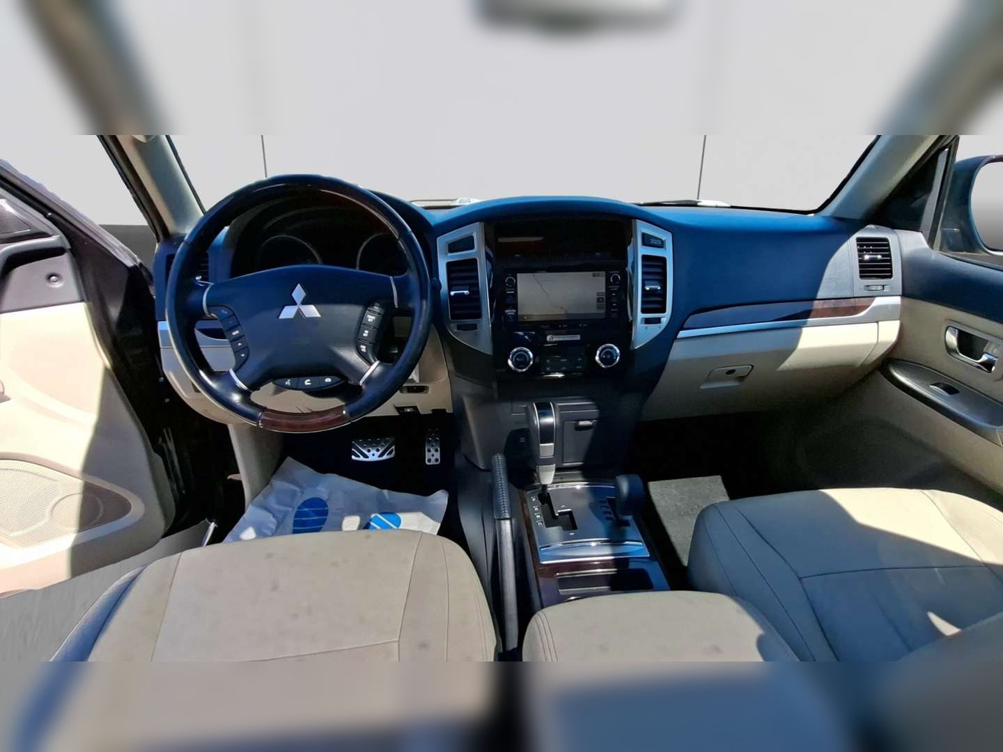 Left Hand Drive MITSUBISHI PAJERO gallery photo
