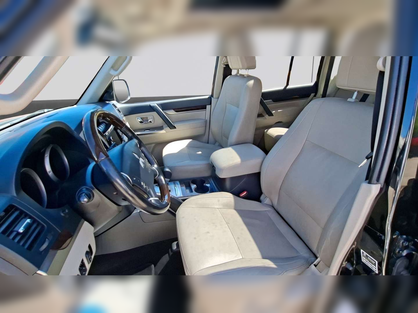 Left Hand Drive MITSUBISHI PAJERO gallery photo