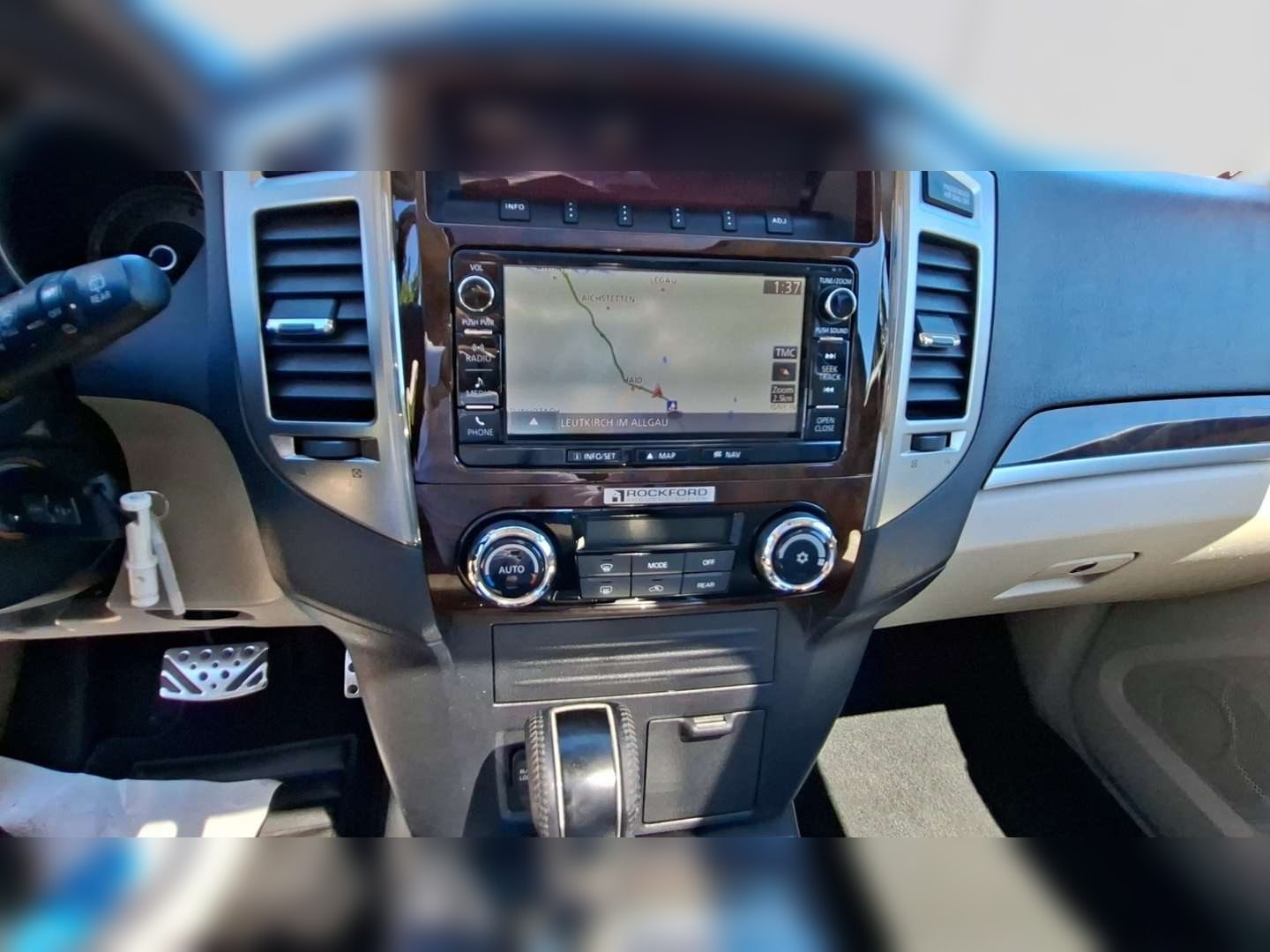 Left Hand Drive MITSUBISHI PAJERO gallery photo