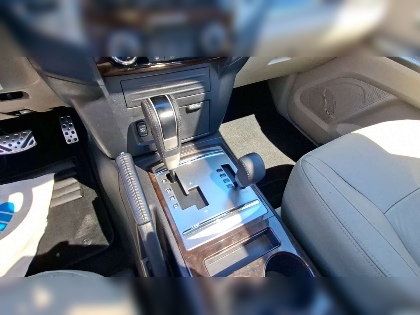 Left Hand Drive MITSUBISHI PAJERO gallery photo