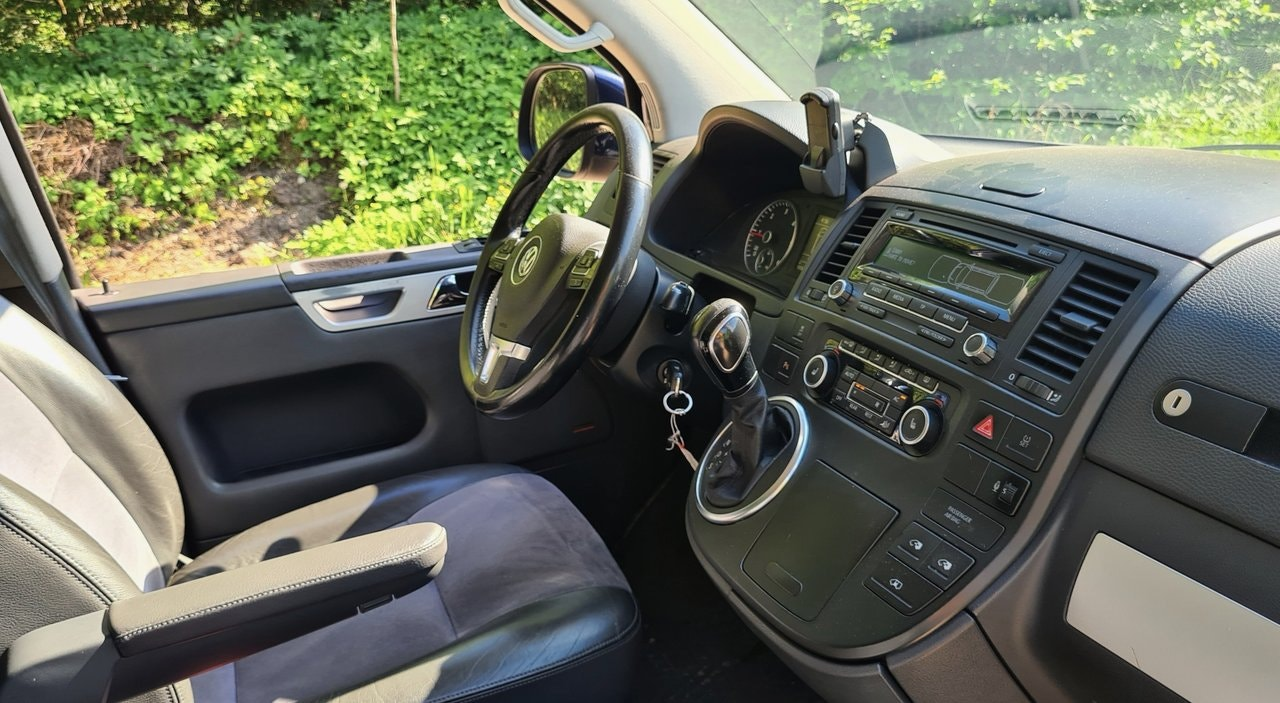 Left Hand Drive VOLKSWAGEN MULTIVAN gallery photo