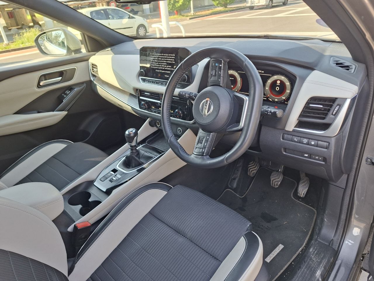 Left Hand Drive NISSAN QASHQAI gallery photo