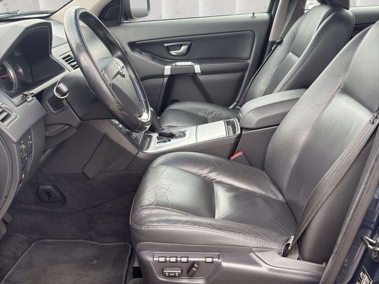 Left Hand Drive VOLVO XC90 gallery photo
