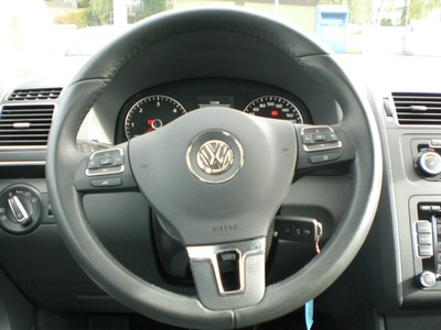 VOLKSWAGEN TOURAN (01/03/2011) - 