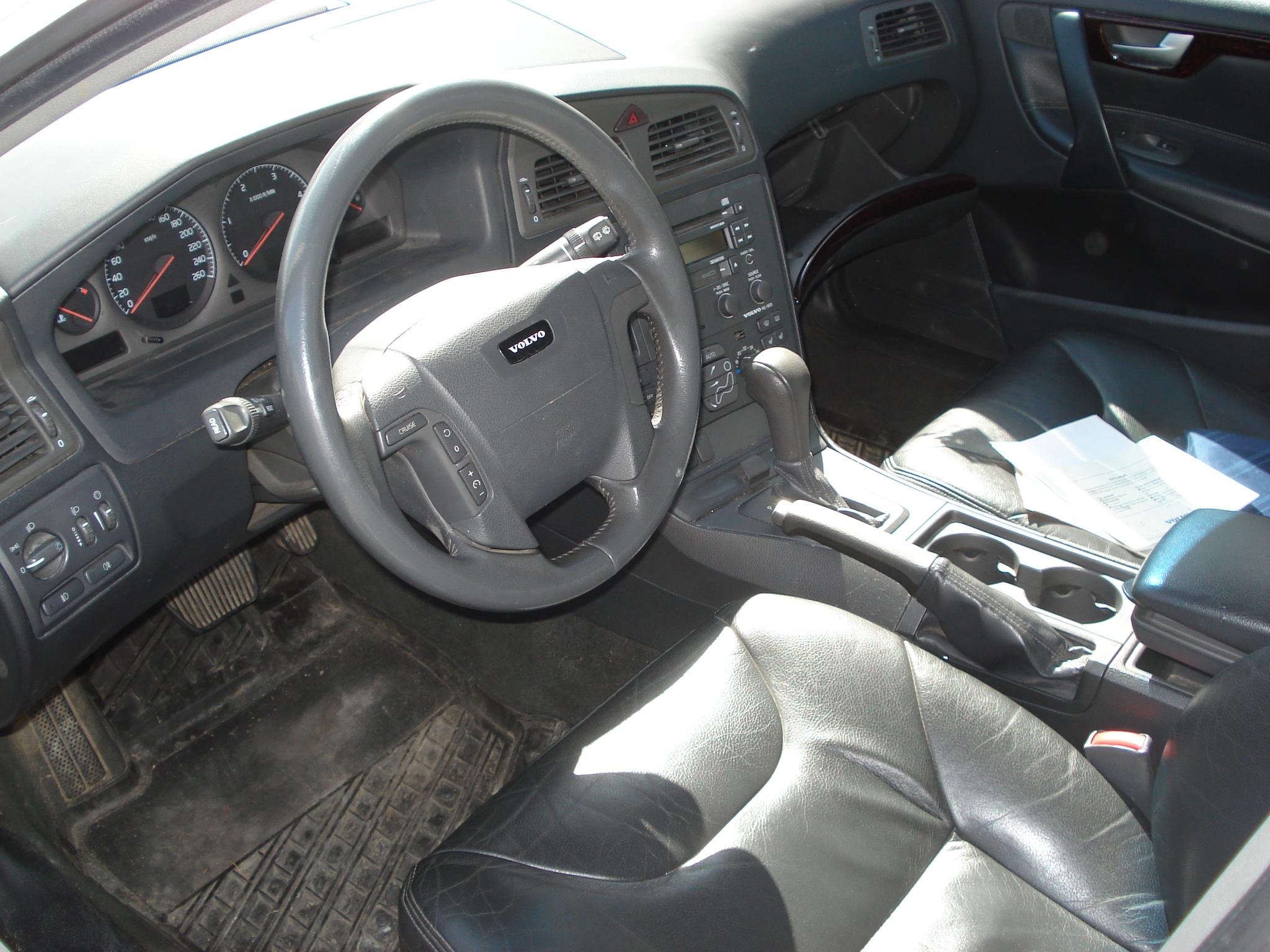 Left hand drive car VOLVO V70 (01/08/2002) - 