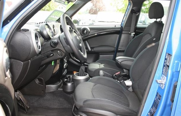 Left hand drive car MINI COUNTRYMAN (01/06/2012) - 