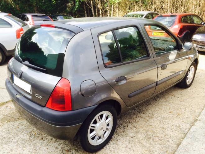 Left hand drive RENAULT CLIO 1.6 16V INITIALE
