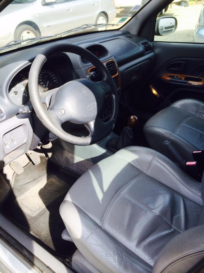 Left hand drive car RENAULT CLIO (01/01/2001) - 