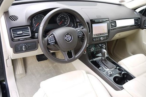 Left hand drive car VOLKSWAGEN TOUAREG (01/06/2011) - 