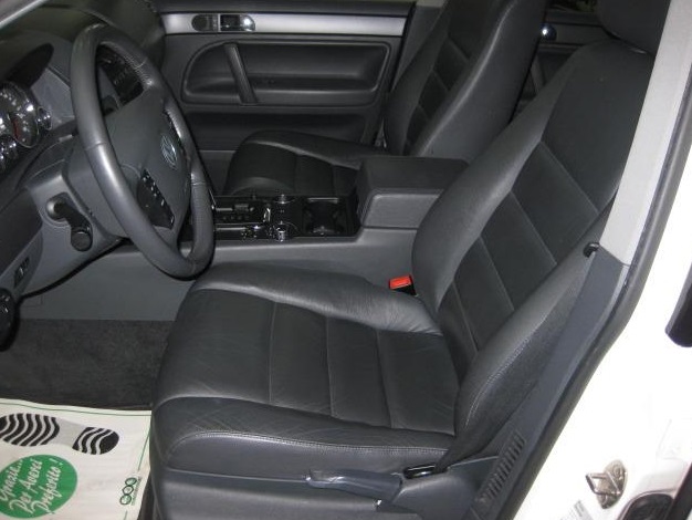 Left hand drive car VOLKSWAGEN TOUAREG (01/02/2010) - 