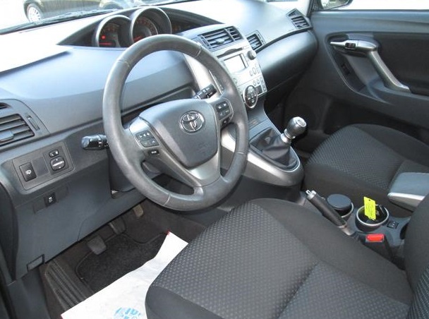 Left hand drive car TOYOTA VERSO (01/10/2009) - 