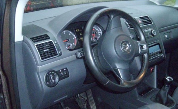 Left hand drive car VOLKSWAGEN TOURAN (01/02/2011) - 