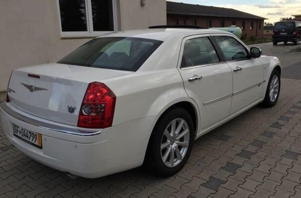 Left hand drive CHRYSLER 300C 3.0 CRD SALOON