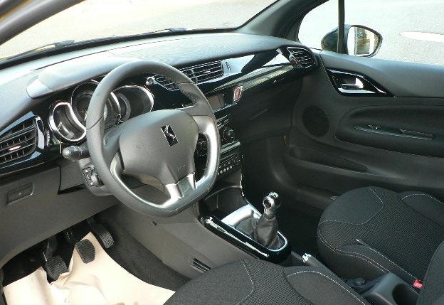 Left hand drive car CITROEN DS3 (01/08/2013) - 