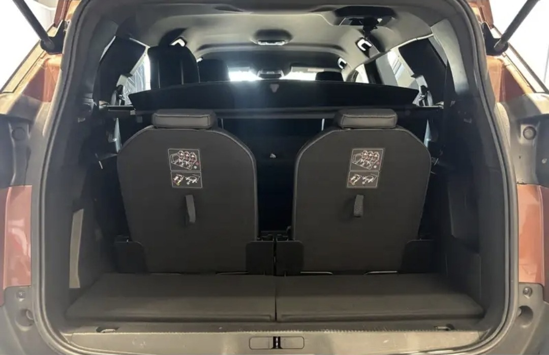 Left Hand Drive PEUGEOT 5008 gallery photo